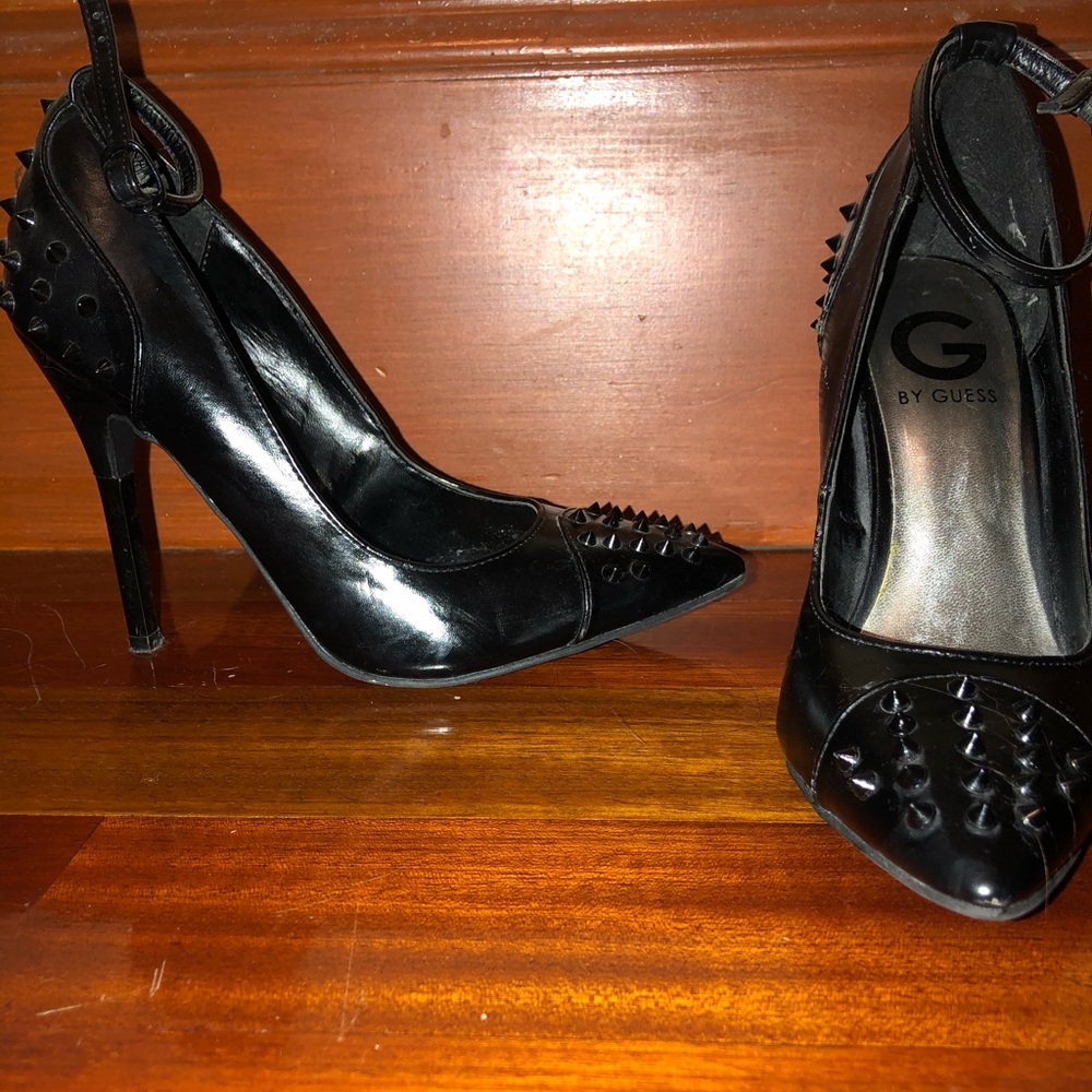 Guess pumps